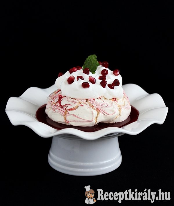 Mini Pavlova gránátalmával, tejszínhabbal