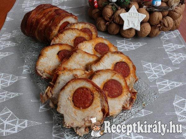Baconbe tekert, kolbásszal töltött karaj