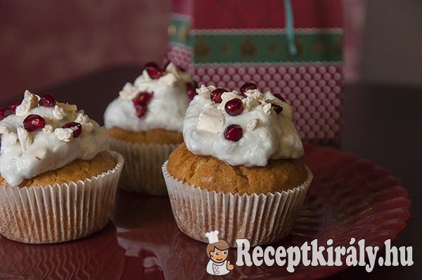 Marcipános muffin gránátalmás habbal