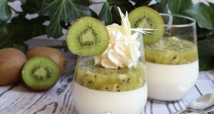 Fehér csokoládés-kivis panna cotta