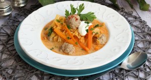 Zöldséges kelkáposztaleves, marhahúsgombócokkal