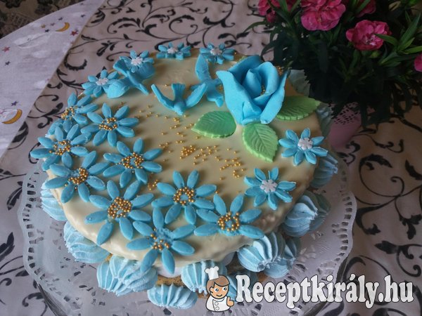 Gesztenye torta kék virággal