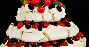 Emeletes Pavlova szezonális gyümölcsökkel