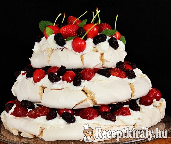 Emeletes Pavlova szezonális gyümölcsökkel