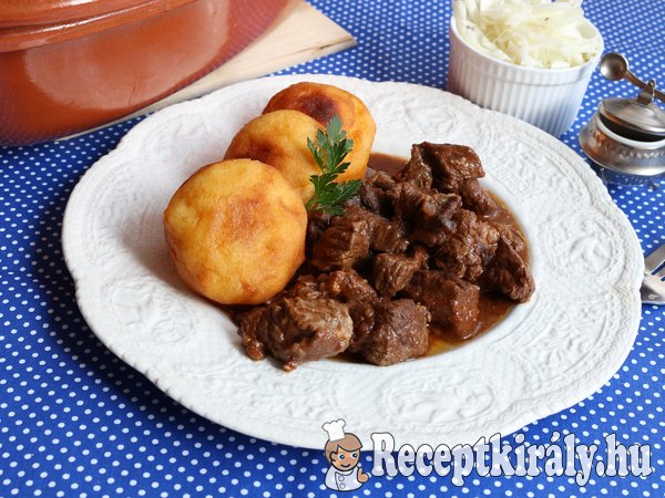 Vörösboros marhapörkölt burgonyafánkkal