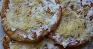 Sajttal töltött élesztő nélküli lángos