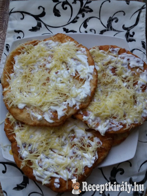 Sajttal töltött élesztő nélküli lángos 1