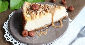 Sajttorta karamellöntettel és mogyoróval
