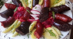 Sült hurka és kolbász céklás párolt káposztával