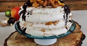 Pavlova mézes-fűszeres karamellizált almával