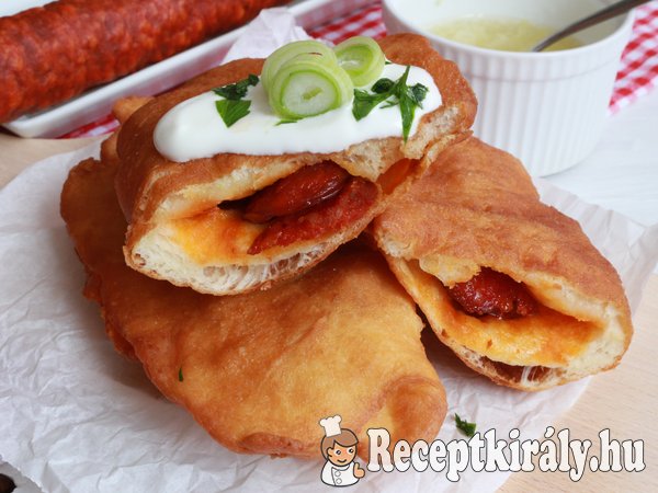 Kolbásszal töltött lángos
