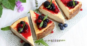 Sajttorta erdei gyümölcsös öntettel