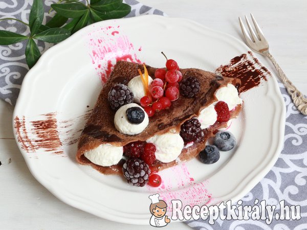 Kakaós palacsinta mascarpone krémmel és erdei gyümölcsökkel