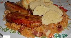 Káposztaágyon főtt gőzgombóc sült oldalassal