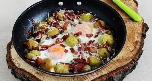 Kelbimbó hagymával, baconnel, tojással