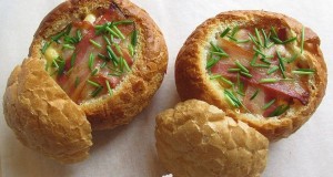 Baconos-tojásos-virslis zsemle