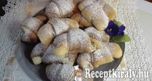 Foszlós csíkos kifli mogyorókrémmel töltve