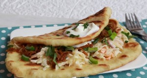 Pulled pork naan szendvics, amerikai káposztasalátával