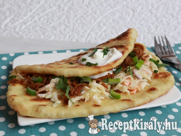 Pulled pork naan szendvics, amerikai káposztasalátával