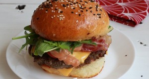 Marhaburger baconnel, házi buciban