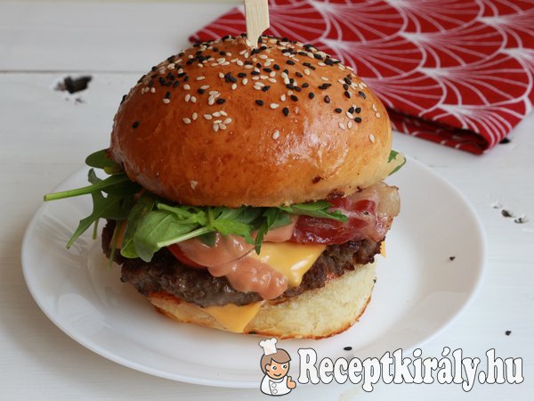 Marhaburger baconnel, házi buciban