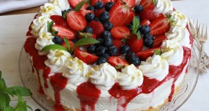 Joghurtos túrókrém torta erdei gyümölcsökkel
