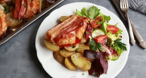 Baconbe tekert fűszeres karaj burgonya ágyon