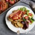 Baconbe tekert fűszeres karaj burgonya ágyon