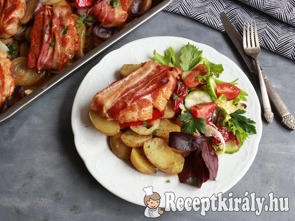 Baconbe tekert fűszeres karaj burgonya ágyon