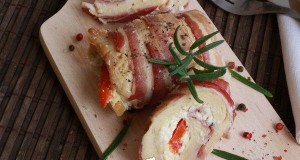 Baconbe göngyölt fetás-paprikás csirkemell