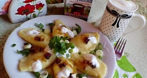 Bryndzás derelye, pirított szalonnával és vöröshagymával