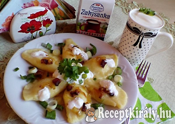 Bryndzás derelye, pirított szalonnával és vöröshagymával