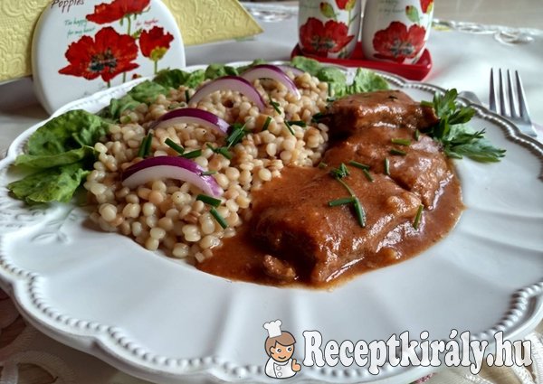 Lilahagymás marharostélyos